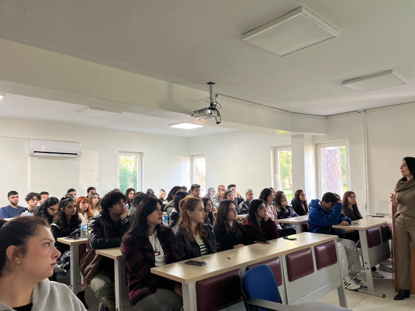 Dalaman Meslek Yüksekokulu’nda, öğrencilere Erasmus+ öğrenci değişim programı hakkında kapsamlı bilgi sunmak amacıyla 9 Aralık 2025 tarihinde bir bilgilendirme toplantısı gerçekleştirildi. Toplantı, Dalaman MYO Erasmus Koordinatörü Öğr. Gör. Duygu Güvensay tarafından yürütüldü. Öğrencilerin yoğun ilgi gösterdiği etkinlikte Erasmus+ öğrenci ve staj hareketliliği süreçleri, başvuru koşulları, seçim kriterleri, hibeler, gidilebilecek ülkeler ve üniversiteler hakkında ayrıntılı bilgiler paylaşıldı. Ayrıca önceki yıllarda Erasmus’a katılan öğrencilerin deneyimlerinden örnekler aktarılırken, katılımcıların merak ettiği sorular da yanıtlandı. Toplantı, öğrencilerin uluslararası eğitim olanakları konusunda bilinçlenmesine katkı sağlayarak verimli bir şekilde tamamlandı.